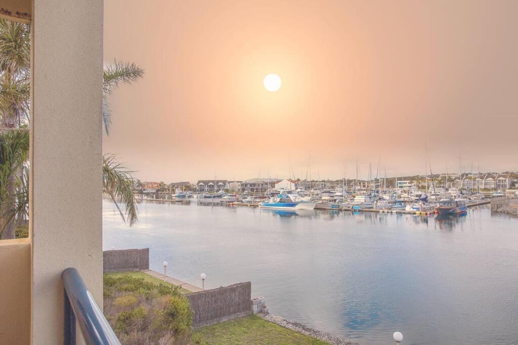 Апартаменты Waterfront Townhouse - Picturesque Marina Views Порт-Линкольн Экстерьер фото