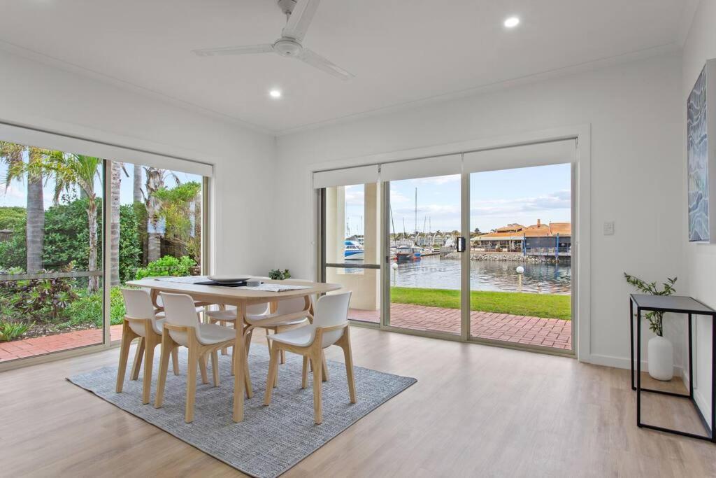 Апартаменты Waterfront Townhouse - Picturesque Marina Views Порт-Линкольн Экстерьер фото
