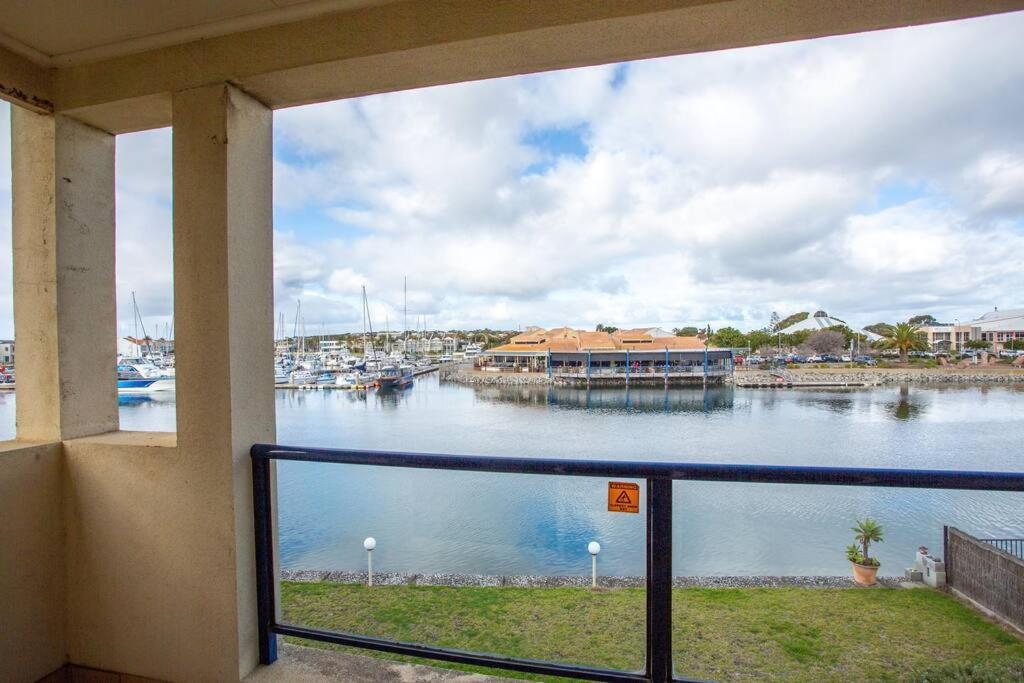 Апартаменты Waterfront Townhouse - Picturesque Marina Views Порт-Линкольн Экстерьер фото