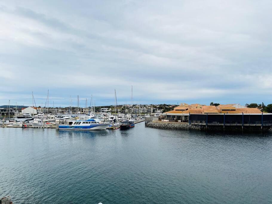 Апартаменты Waterfront Townhouse - Picturesque Marina Views Порт-Линкольн Экстерьер фото